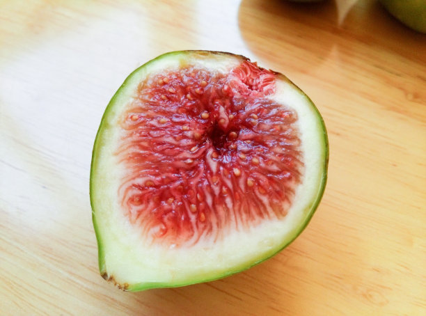 绿色的成熟的无花果图片下载