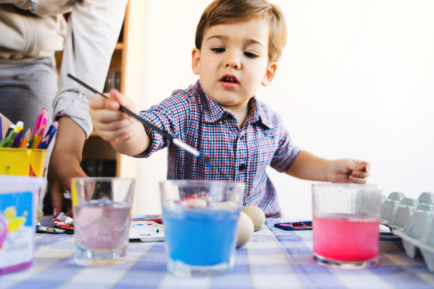 小男孩画水彩画图片下载