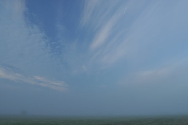 天空。黎明,日出。草地上的云朵。图片下载