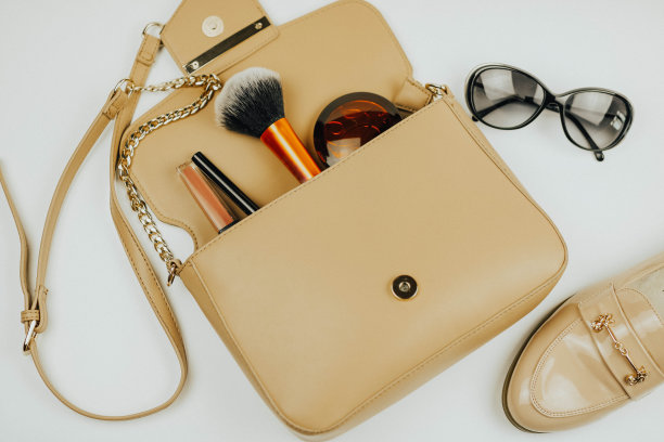 手提包和化妆品。太阳镜。鞋。白色背景。图片下载