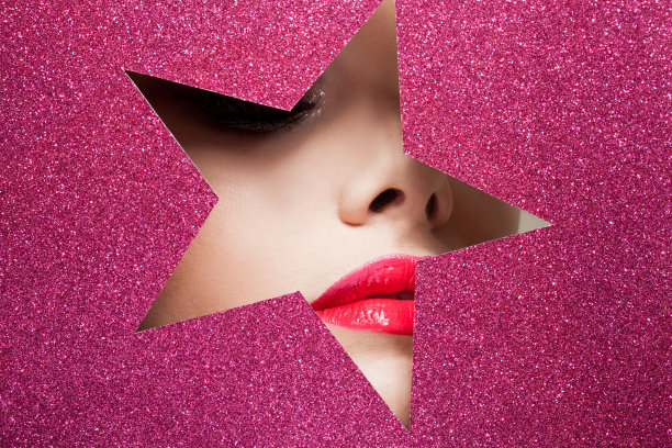 明亮的妆容，你就是个明星。美丽的女孩靠近，纸上的星星形状。图片下载