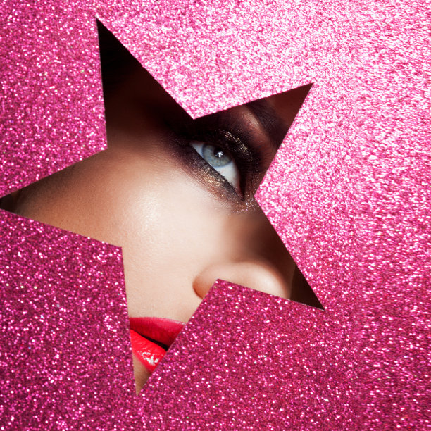 明亮的妆容，你就是个明星。美丽的女孩靠近，纸上的星星形状。图片下载