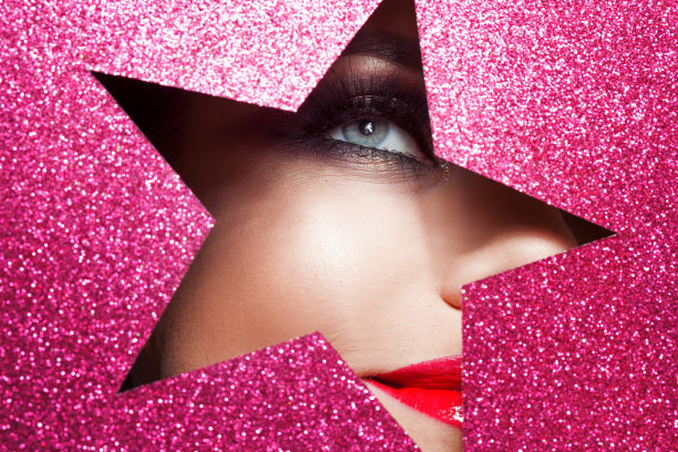 明亮的妆容，你就是个明星。美丽的女孩靠近，纸上的星星形状。图片下载