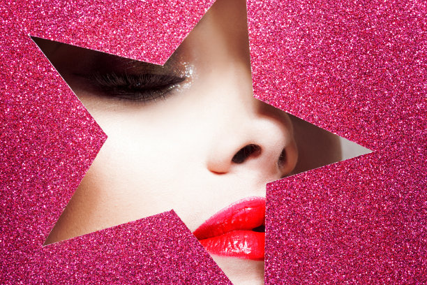 明亮的妆容，你就是个明星。美丽的女孩靠近，纸上的星星形状。图片下载