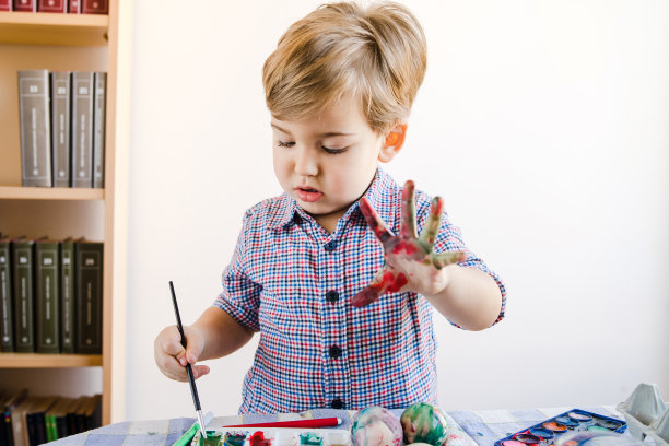 小男孩在家画画图片下载