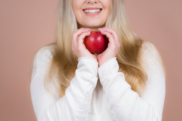 有苹果的女孩享受健康的食物图片下载