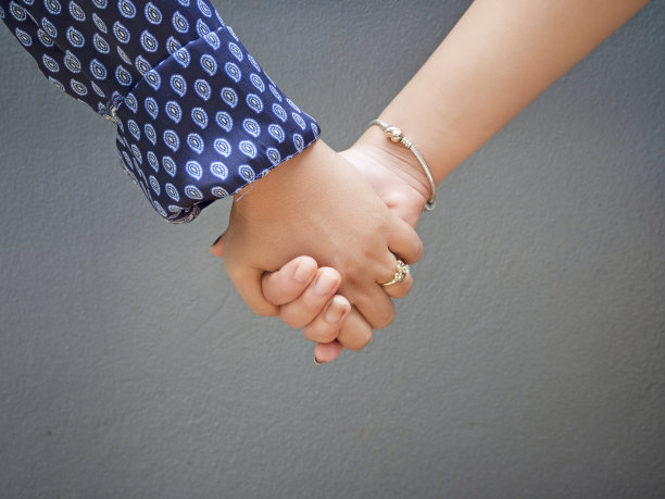 人类的手握在一起，象征着爱和关心，信任在一起图片下载