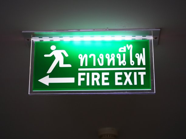 办公室里挂着绿色的逃生标志图片下载