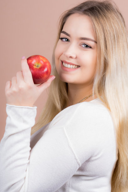 有苹果的女孩享受健康的食物图片下载