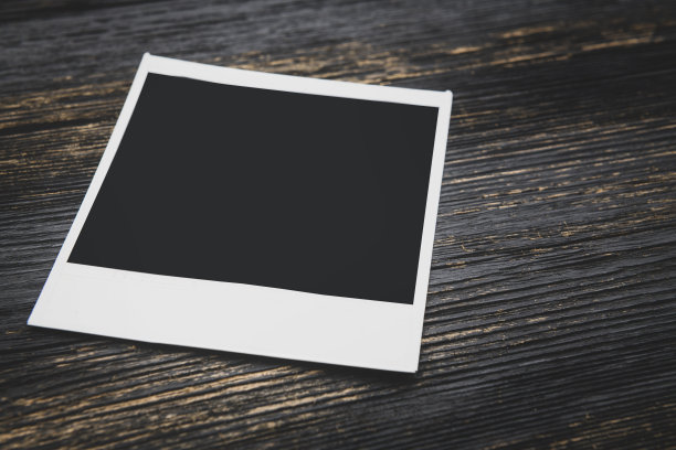 相框放在木桌上图片下载