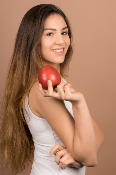 可爱的女孩吃苹果，享受水果食物图片下载