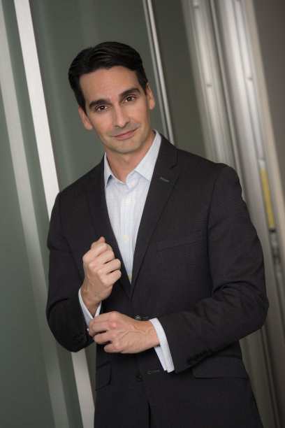 英俊自信的首席执行官在整理他的袖扣图片下载