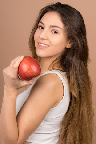可爱的女孩吃苹果，享受水果食物图片下载