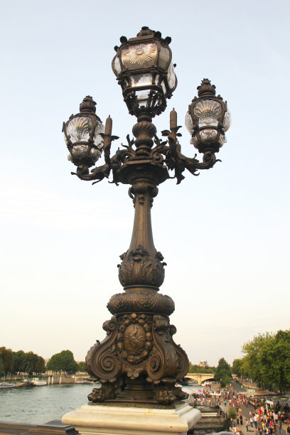 独特设计的美丽路灯图片下载