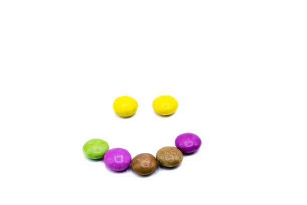 孤立的巧克力纽扣微笑图片下载