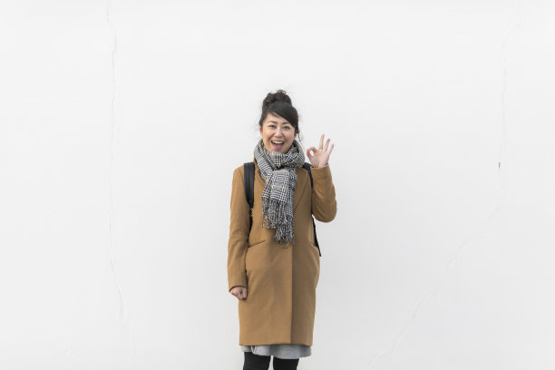 带着白色背景的微笑女人图片下载