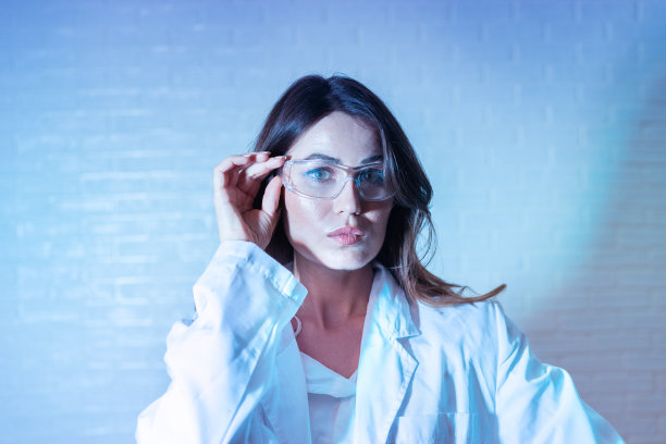 美丽的女科学家在霓虹灯下的肖像图片下载