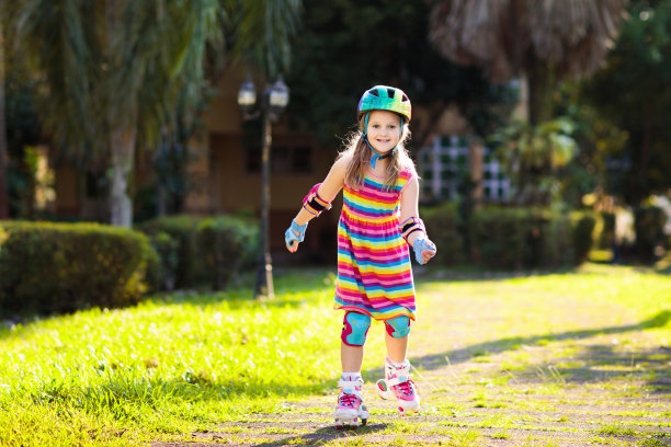 穿着直排轮滑的孩子。孩子们滑旱冰鞋。图片下载