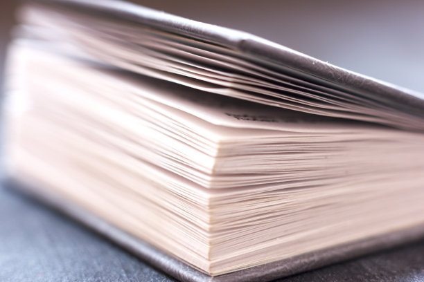 打开书合上。微距拍摄，选择性对焦图片下载