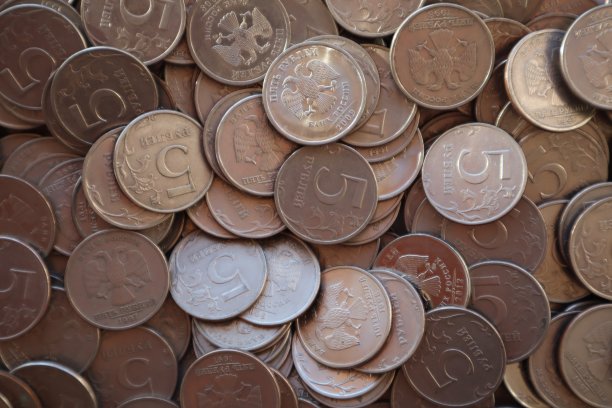 俄罗斯硬币堆5卢布。头顶球图片下载