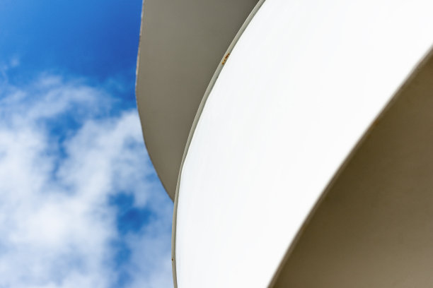 白色楼梯映衬天空的细节图片下载