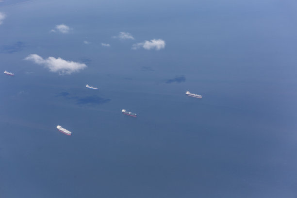 船只在美国加利福尼亚州帕洛阿尔托附近的海湾地区等候图片下载