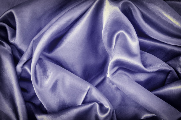 抽象的暗紫色背景。光滑的丝绸质地和美丽的褶皱。照片和装饰图案。图片下载