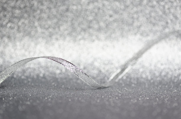 银色缎带在银色闪亮的背景上图片下载