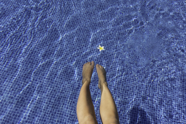 游泳池里有蓝色的水。图片下载