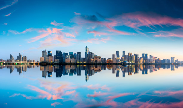 日出时分，杭州的高楼大厦尽收眼底图片下载