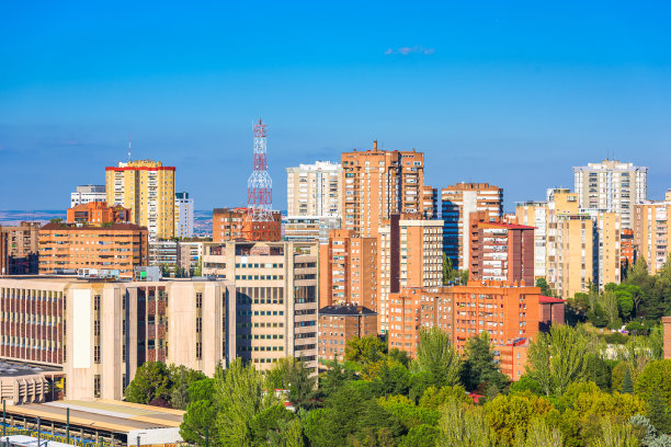 西班牙马德里公寓大楼的城市景观。图片下载