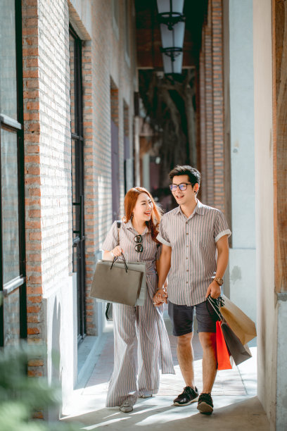 亚洲夫妇愉快地购物度假。图片下载