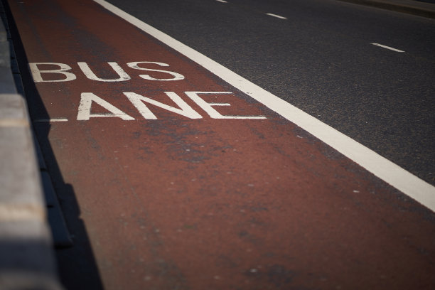 伦敦市中心一条空荡荡的红色公交车道。图片下载