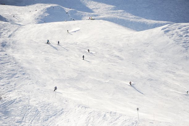 在欧洲阿尔卑斯山滑雪的人们图片下载