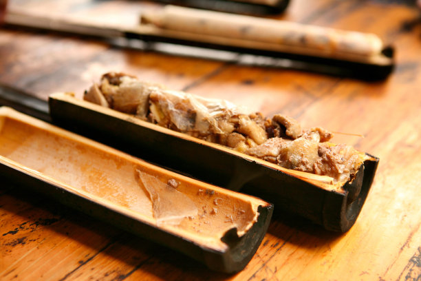 传统的中国菜村Dzhay肉饭，用竹子煮。图片下载