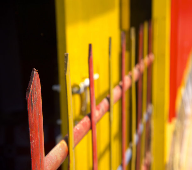 孤立的红竹竿防护网图片下载