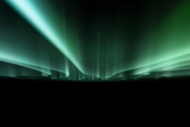 绿色的北极光映衬着黑色的背景。图片下载