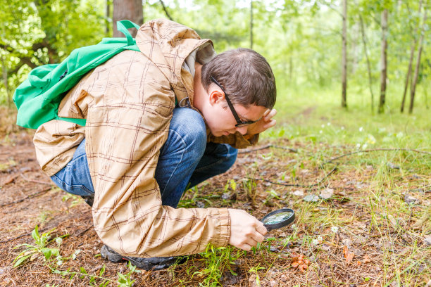 男人拿着放大镜的照片图片下载