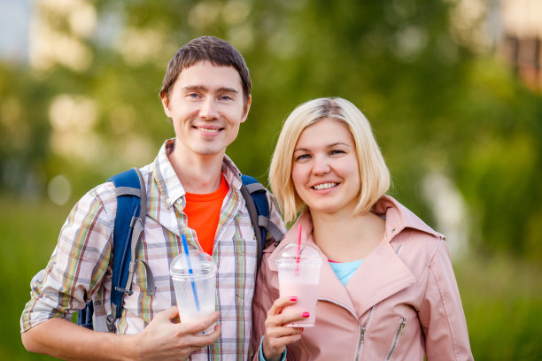 一对夫妇的照片-男人和女人与奶昔图片下载