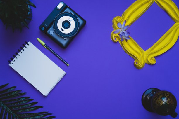 紫色背景与黄色框架咖啡杯和物体图片下载