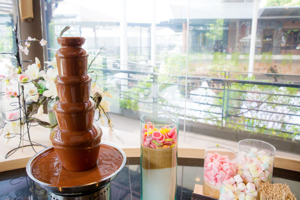 巧克力火锅喷泉。瑞士的糖果。巧克力融化浸泡。背景图片，壁纸，图片下载