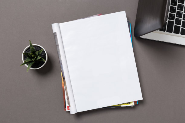 办公桌顶视图与空白笔记本隔离在灰色，与剪切路径，变化的背景。空白页或记事本上的木头背景。空白页或记事本的模型或模拟。图片下载