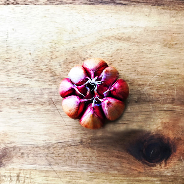 切菜板上的紫蒜图片下载