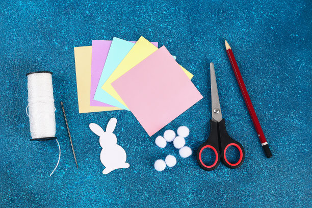 Diy复活节花环兔子，旗帜复活节纸蓝色背景。礼物创意，装饰春天，复活节图片下载