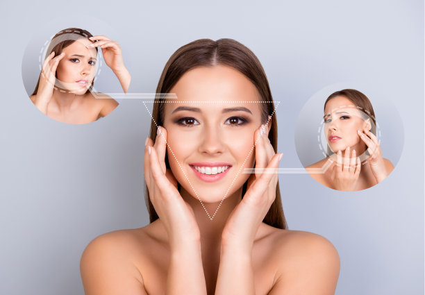 美丽健康理念。漂亮迷人的女孩的特写肖像，触摸光滑的新鲜无瑕的皮肤后擦洗清洗，抗痤疮青春痘痘孤立在灰色柔和的背景图片下载