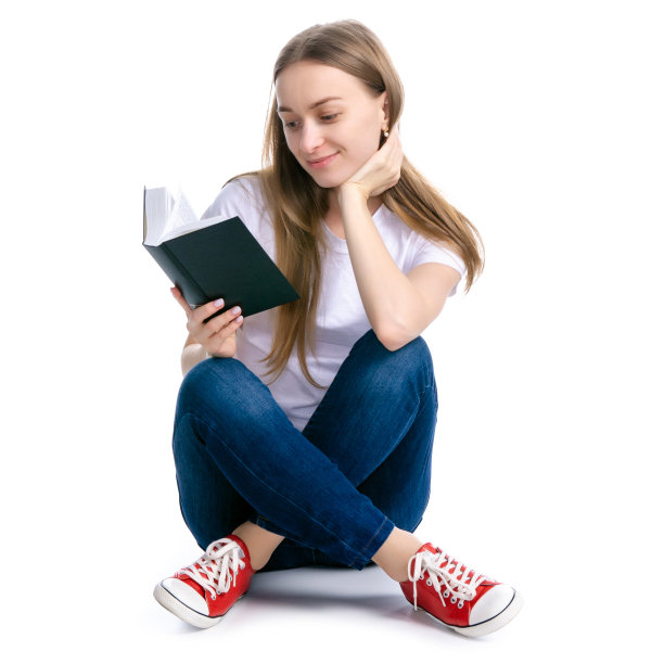 年轻女子坐着看书图片下载