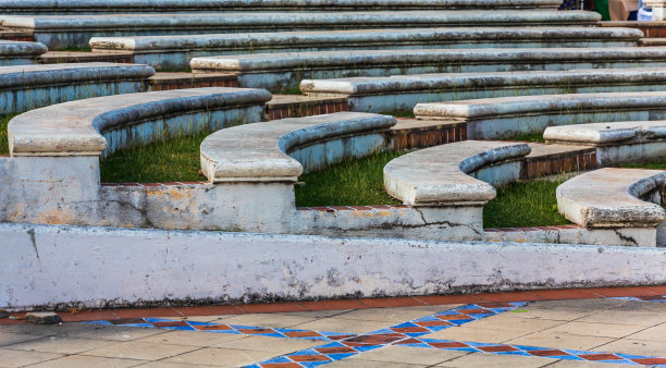 弯曲的石凳图片下载