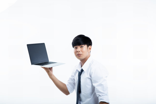 白色背景下，年轻的学生手里拿着笔记本电脑图片下载