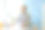 乐观兴奋英俊的年轻工程师戴着无线耳机坐在自己的工作室的桌子上，使用笔记本电脑，同时检查蓝图图片下载
