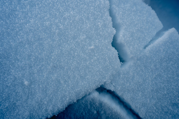 崩裂雪雪崩的条件图片下载